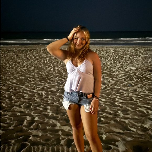 Meet your Posher, Addison - Picture 4 of 5